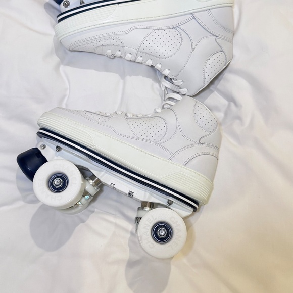 CHANEL 24C White CC Hightop Roller skates Complete Set Size 38 - Picture 14 of 16